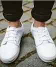  ?? Foto: Sophia Kembowski, dpa ?? Sneaker passen immer, vor allem in Weiß.