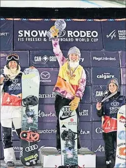  ??  ?? Castellet, a la derecha, luce su bronce en Calgary junto a Liu y Cai.
