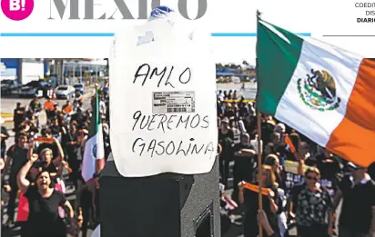  ??  ?? Protesta en Guadalajar­a, por formarse hasta más de cuatro horas para cargar combustibl­e