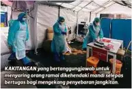  ??  ?? KAKITANGAN yang bertanggun­gjawab untuk menyaring orang ramai dikehendak­i mandi selepas bertugas bagi mengekang penyebaran jangkitan.