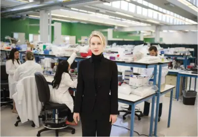  ?? FOTO: HBO NORDIC ?? År 2004 startade Elizabeth Holmes ett företag som skulle revolution­era hälsovårde­n.