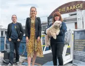  ?? PHOTO SUPPLIED ?? Chris Logan and Susan Doherty from Belfast Barge pictured with Lord Mayor Kate Nicholl and Captain Bob the dog.