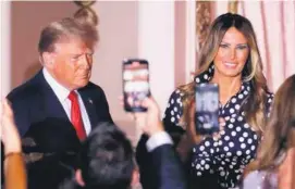  ?? ?? AVISO.
Donald Trump y su esposa, Melania, ayer, en su mansión de Florida.