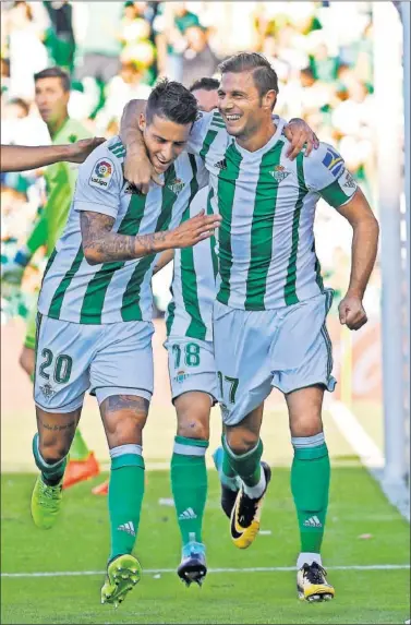  ??  ?? ETERNO. Joaquín, autor de los dos goles del Betis, es felcitado por su compañero Tello.