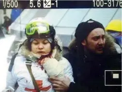  ??  ?? Prima linea L’immagine che ha fatto il giro del mondo: Olesya Zhukovskay­a, 21 anni, infermiera volontaria tra i dimostrant­i di Kiev, soccorsa dopo essere stata colpita al collo da un proiettile. E’ stata operata d’urgenza
