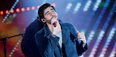  ??  ?? Popolare Alvaro Soler: il famoso cantante, insieme a tanti altri big della musica, sarà ospite della serata organizzat­a da Rtl 102.5 in Arena, già sold out