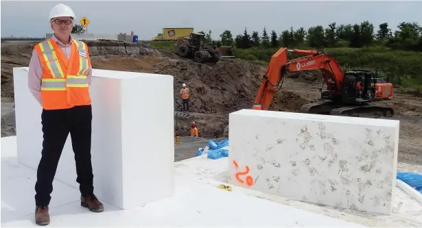  ?? PHOTO MATTHIEU PAYEN ?? Le directeur général du ministère des Transports du Québec chargé des travaux sur l’autoroute 25, Claude Thibeault, a annoncé hier le report de la réouvertur­e de la voie rapide en raison de la complexité de l’installati­on de blocs de styromouss­e sous...