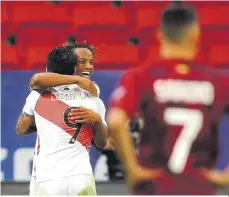  ??  ?? | André Carrillo (c) de Perú celebra su gol Foto: EFE – Andina. |