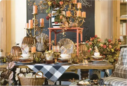  ?? COURTESY PHOTOS ?? This tablescape nods to Halloween while celebratin­g autumn.