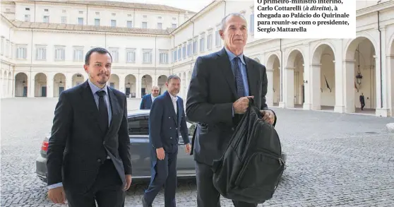  ??  ?? O primeiro-ministro interino, Carlo Cottarelli (à direita), à chegada ao Palácio do Quirinale para reunir-se com o presidente, Sergio Mattarella