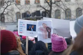  ?? FOTO: MOSTPHOTOS ?? Får det här arslet min skylt att se stor ut, står det på ett plakat som visades upp under kvinnornas marsch i New York.