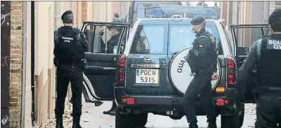  ?? MAR MARTÍ / ACN ?? Moment que Oriol Soler surt de casa seva, a Igualada, després de ser detingut per la Guàrdia Civil
BARCELONA