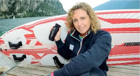  ?? (foto di Stefano Cavicchi) ?? L’incontro Alessandra Sensini, 52 anni, ha tre sorelle. Ha iniziato a praticare nuoto all’età di 6 anni per poi passare alla corsa campestre e al basket. Il 26 maggio Sensini partecipa a un’incontro della rassegna «Sea on words – Parole da aMare» nello showroom milanese di Roberto Ricci Designs