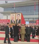  ??  ?? Ciudadanos norcoreano­s recibieron a díaz canel con banderas de su país.