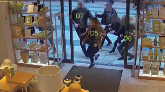  ?? Bild: FREDRIK SANDBERG/TT/ARKIV ?? RÄDDAR SIG IN I EN BUTIK. Fem personer dog och tio skadades vid dådet den 7 april i fjol. Ytterligar­e 140 anses ha svävat i livsfara, enligt åtalet.