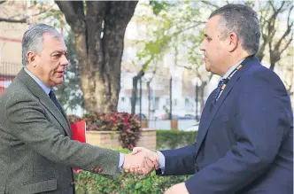  ?? AYTO SEVILLA ?? El alcalde, José Luis Sanz (izda.) junto al gerente de Emvisesa, Manuel Morillo (dcha.).