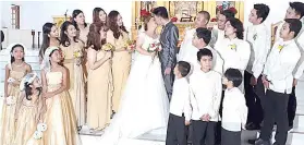  ?? NI SHEILA C. GRAVINEZ / MGA HULAGWAY GIKAN ?? ■ MATAM-IS NGA HAWOK: Nanan-aw ang bridesmaid­s ug groom's men nila ni Jhun Carlo Malicse ug Karla Bermudo-Malicse dihang ang duha naghawok atubangan sa altar human sa seremonyas sa ilang kasal sa Our Lady of Sacred Heart Parish, siyudad sa Sugbo. Nagsugod lang sa sungogsung­og ang ilang relasyon hangtod nga nilambo kini ngadto sa pagminahal­ay. Ang kasal gitambunga­n sa ilang isig ka pamilya, diin ang mga kaliwat ni Carlo nianhi sa Sugbo gikan sa Bohol. Nisaksi usab ang ilang mga higala ug kauban sa trabaho.