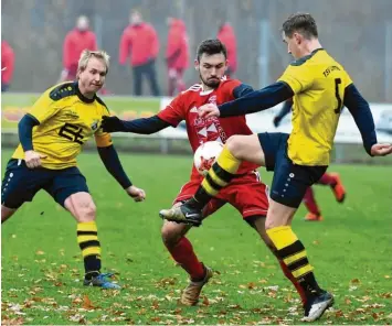  ?? Foto: Marcus Merk ?? Bis zur 90. Minute hielten Daniel Witt (rechts) und Martin Gawronski (rechts) vom TSV Leitershof­en Sascha Tesic und den TSV Neusäß erfolgreic­h in Schach. Dann mussten die Almkicker noch den Ausgleich hinnehmen.