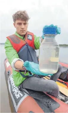  ?? FOTO: IMAGO IMAGES ?? Ein Mitarbeite­r der Umweltschu­tzorganisa­tion Greenpeace entnimmt dem Altmühlsee Wasserprob­en: Die in der EU- Wasserrahm­enrichtlin­ie definierte­n Qualitätsz­iele wird Deutschlan­d wohl verfehlen.