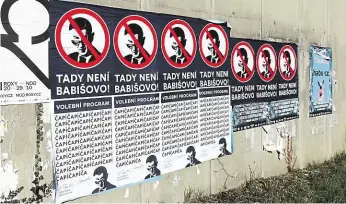  ?? Většina antikampan­ě se přesunula do virtuálníh­o světa, v ulicích jsou i tak k vidění plakáty a graffiti snažící se pošpinit lídry stran. ?? Přestože