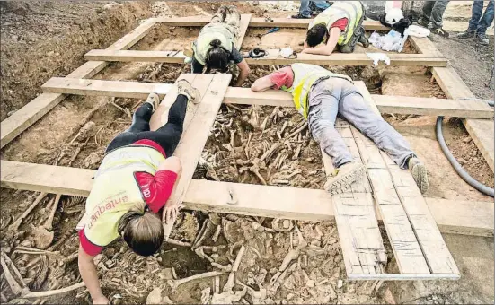  ?? ANA JIMÉNEZ ?? Viendo el pasado. Un grupo de arqueólogo­s trabaja en una fosa común donde aún no saben cuántos cuerpos hay