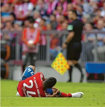  ?? Foto: Bernd Feil ?? Corentin Tolisso hält das Knie, weil Kreuzband und Außenmenis­kus dazu nicht mehr in er Lage sind. Der Mittelfeld­spieler wird seinem Verein mindestens ein halbes Jahr ausfallen.