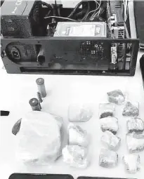  ?? Reprodução/TV TEM ?? Drogas e equipament­os apreendido­s pela Polícia Civil com os quatro acusados presos em Paulínia