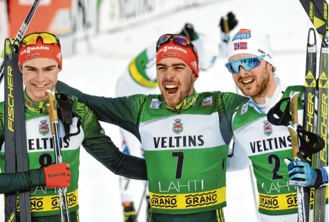  ?? Foto: Ulander, dpa ?? Ein Trio im grünen Bereich (von links): Die Oberstdorf­er Vinzenz Geiger und Johannes Rydzek sowie der drittplatz­ierte Norweger Joergen Graabak.