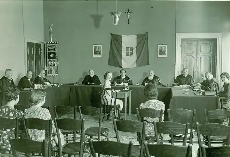  ??  ?? In aula Venezia, Ca’ Foscari, novembre 1937: la commission­e di laurea (al centro il rettore Agostino Lanzillo) esamina una giovane