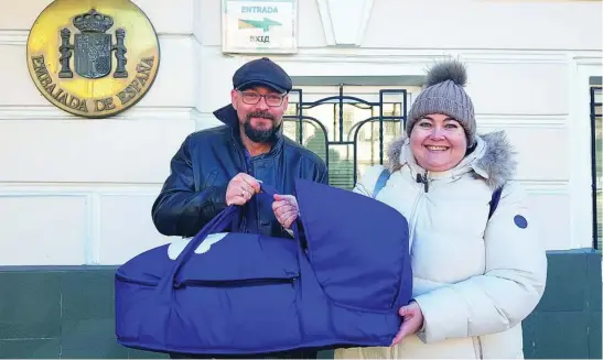 ?? ?? Ana y su marido Fernando con su hija frente a la embajada de España en Kiev