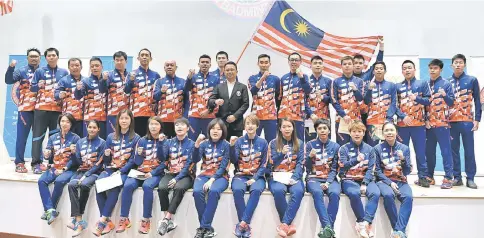  ??  ?? BAM president Datuk Seri Mohamad Norza Zakaria (centre) with the Malaysian shuttlers at the closing of a motivation­al camp for the national badminton squads at Academy Badminton Malaysia, Bukit Kiara