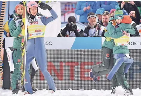  ?? FOTO: DPA ?? Ausgelasse­n (v.l.): Markus Eisenbichl­er, Karl Geiger, Juliane Seyfarth und Katharina Althaus jubeln im Ziel über den Sieg im Mixed-Springen.