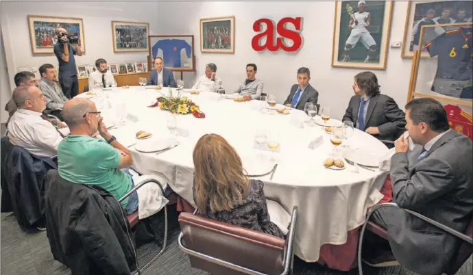  ??  ?? COMIDA. De izda. a dcha.: Contador, Luis Nieto, Javier Sillés, Roncero, Lourdes Rebollo, Jacinto Vidarte, Relaño, Juan Gutiérrez, Rubio, Juanma Leiva, Jesús Mínguez y Alejandro Elortegui.