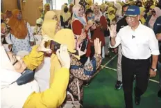  ?? ?? We are poor: muhyiddin arriving at the carnival at the bukit Pasir community hall in Pagoh. — Thomas yong/ The star