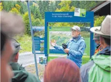  ?? ARCHIVFOTO: FELIX FUTSCHIK ?? Rolf Eberhardt, Geschäftsf­ührer des Naturpark Nagelfluhk­ette, stellte im Herbst 2019 Park-rangern aus Bayern die Arbeitswei­se des Parks vor. Im Hintergrun­d ist eine Infotafel der Aufklärung­skampagne „Dein Freiraum. Mein Lebensraum“zu sehen, die der Besucherle­nkung dient.