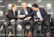  ?? LAURA A. ODA — STAFF PHOTOGRAPH­ER ?? Rakuten’s Hiroshi “Mickey” Mikitani, right, shakes hands with Warriors co-owner Peter Guber, left, as Warriors chief marketing officer Chip Bowers looks on.