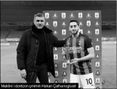  ??  ?? Maldini i dorëzon çmimin Hakan Çalhanoglu­së