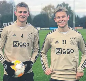  ?? FOTO: TWITTER ?? De Ligt y De Jong Inseparabl­es en el Ajax, están en la agenda del Barça