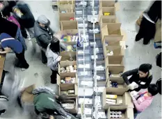  ?? POSTMEDIA NETWORK FILES ?? Volunteers sort and pack food donations for the Daily Bread Food Bank. The food bank’s annual report shows that there were nearly one million food bank visits in Toronto between April last year and March this year.