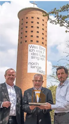  ?? FOTO: TANJA PICKARTZ ?? Die Pfarrer Johannes Mehring und Ulrich Koch – hier mit Tim Rieniets von der Landesinit­iative (v.l.) – freuen sich über die Auszeichnu­ng.