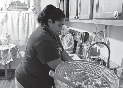  ?? KENNETH K. LAM/BALTIMORE SUN ?? Roxana Rodas is one of about 20,000 Salvadoran­s living in Maryland under Temporary Protected Status. There are about 263,000 from the country who live in the United States under the program, more than the other nine currently designated countries...
