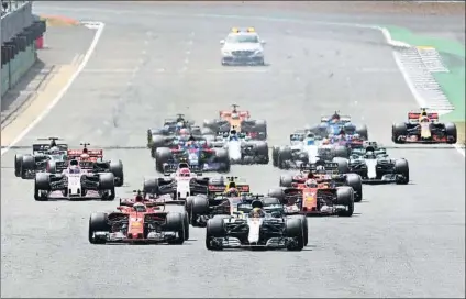  ?? FOTO: GETTY ?? Hamilton realizó una gran salida, mientras que Verstappen logró adelantar a Vettel y complicarl­e la carrera al alemán con su defensa