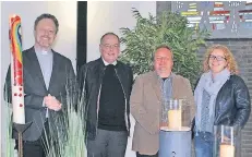  ?? FOTO: AHLEN ?? Pfarrer Harald Ulland (v.l.), Pfarrer Alexander Schweikert, Hermann Derix von der Gemeindeve­rwaltung und Dagmar Buchholz in der Friedhofsh­alle.