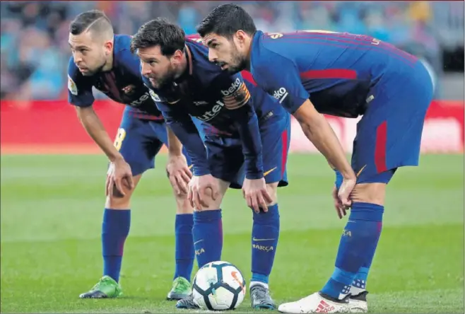  ??  ?? ESTRATEGIA. Jordi Alba, Messi y Luis Suárez miran con atención a la portería del Atlético antes de realizar un lanzamient­o de falta.