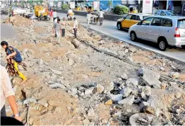  ?? — DC ?? Road cutting works continue at Himayatnag­ar despite ban.