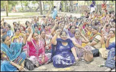  ?? HT FILE ?? Anganwadi workers are returning the insufficie­nt phones given by Centre to state women and child department as protest.