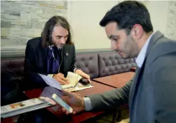  ??  ?? Cédric Villani fait le point près de son QG de campagne, dans la ville d’Orsay.