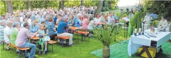  ?? FOTO: KURT KIECHLE ?? 250 Menschen sind zum Weihergott­esdienst im „Grünen“gekommen.