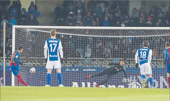  ?? FOTO: EFE ?? Neymar engañó a Messi para hacer desde el punto de penalti el único gol del partido