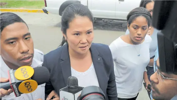  ?? EFE ?? En la mira. Keiko Fujimori, la semana pasada en la puerta de la casa de su padre en Lima, cuando la justicia anuló el indulto al ex presidente.